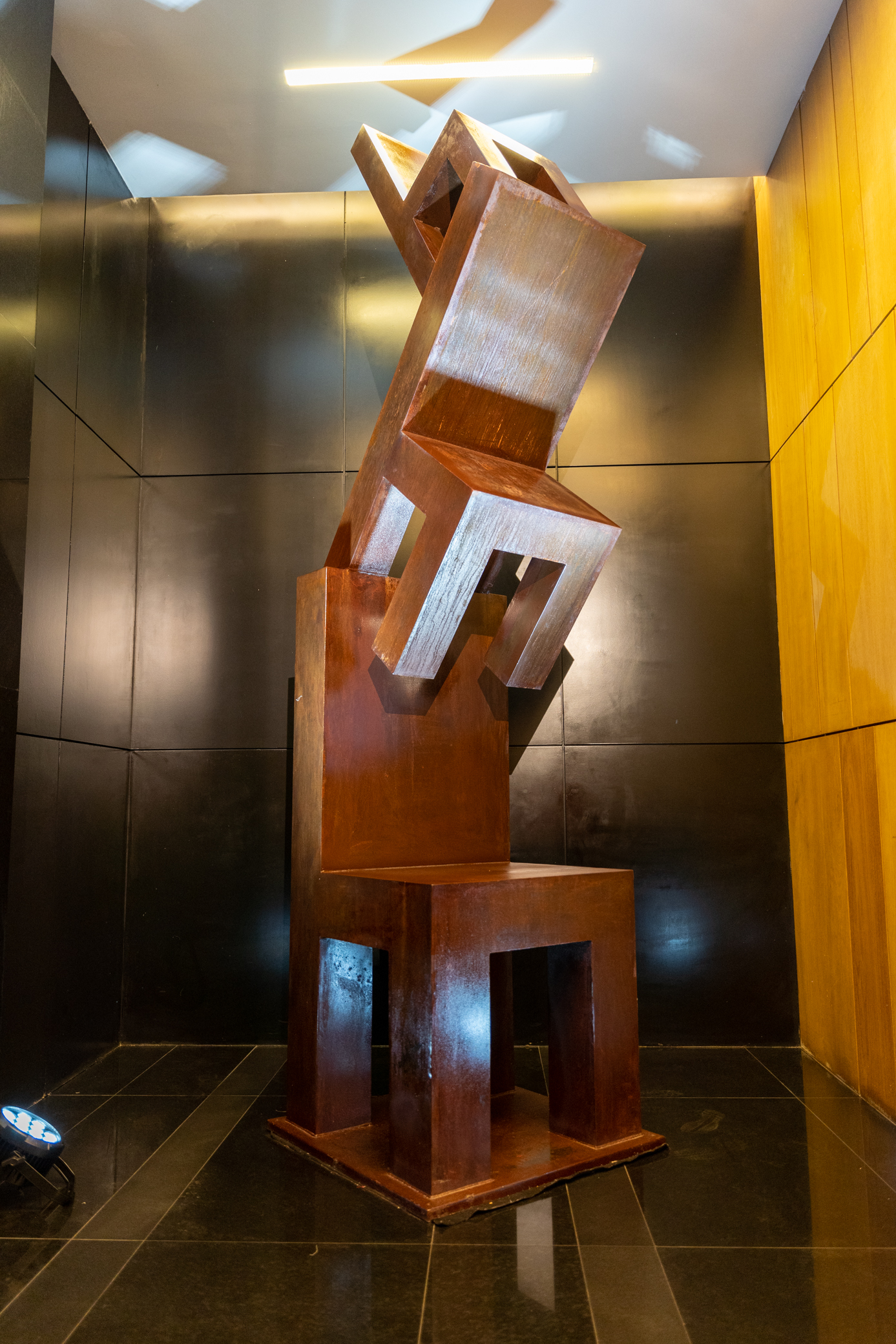 Downtown Business Tower reinaugura lobby con escultura del artista Leopoldo Maler