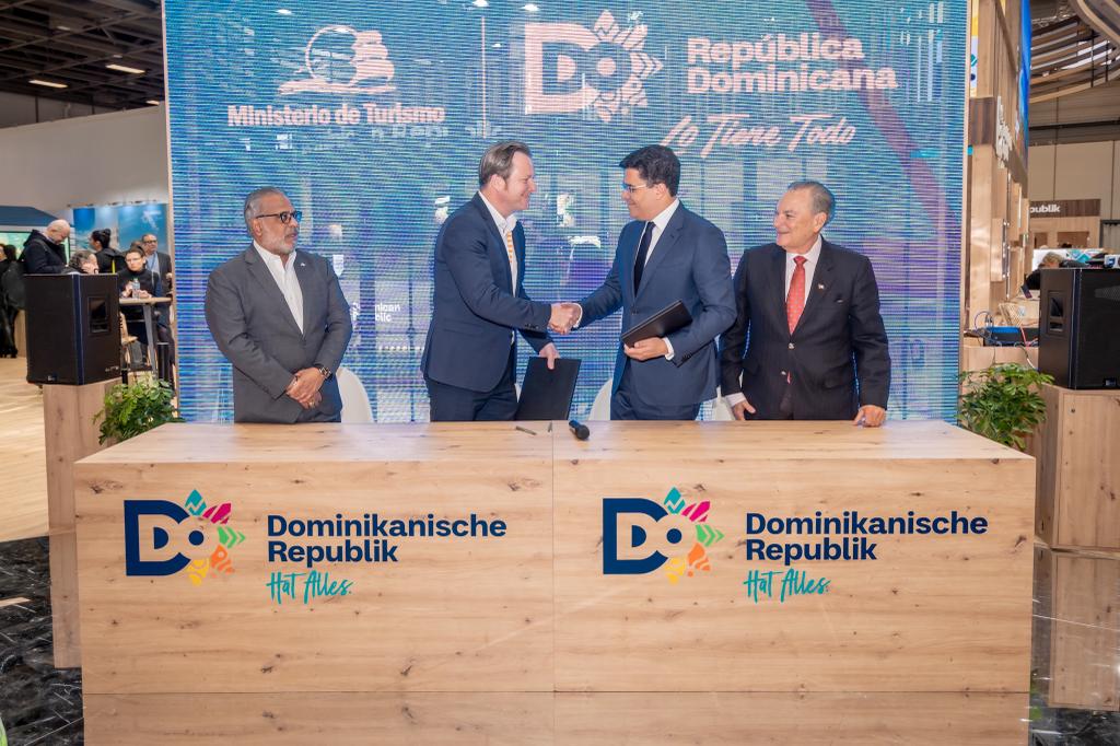 Collado cierra acuerdos con Cóndor para cubrir rutas de Air France en verano.