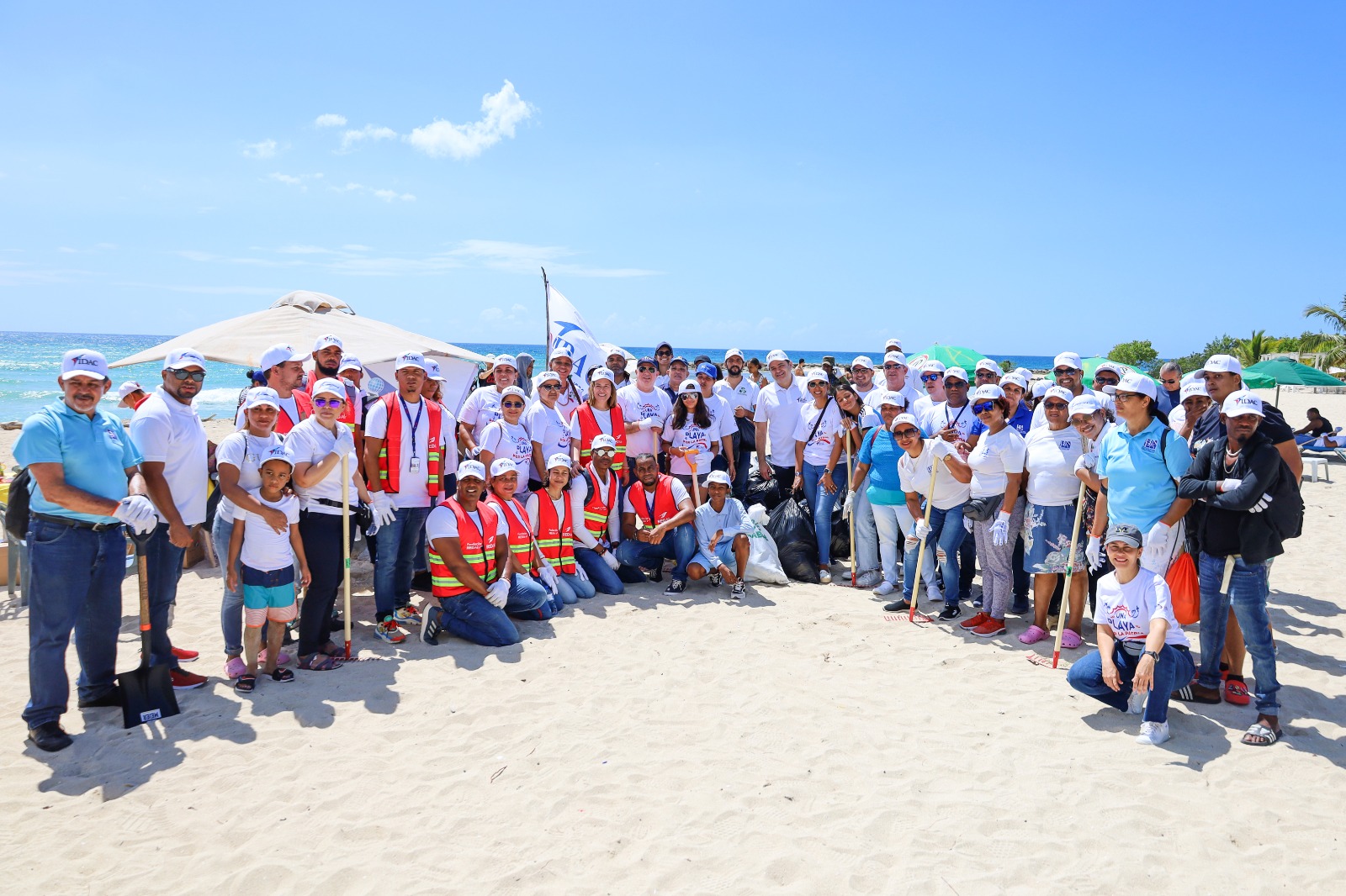 Jornada de limpieza de playas integró más de 2 500 voluntarios y superó expectativas, revela Héctor Porcella