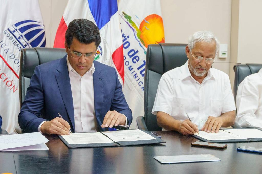 Ministros de Turismo y Educación firman acuerdo para llevar el turismo a las escuelas.