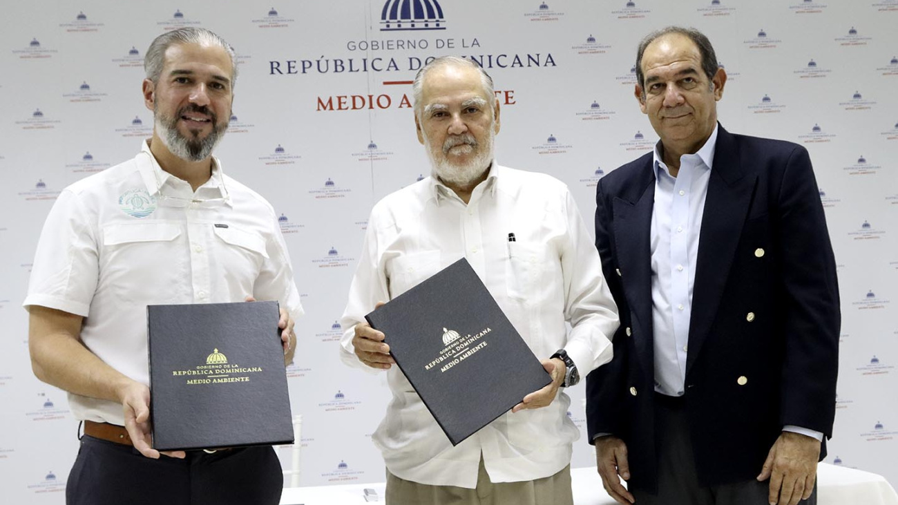 Medio Ambiente firma con organizaciones y empresas turísticas de Miches un convenio para proteger las tortugas marinas