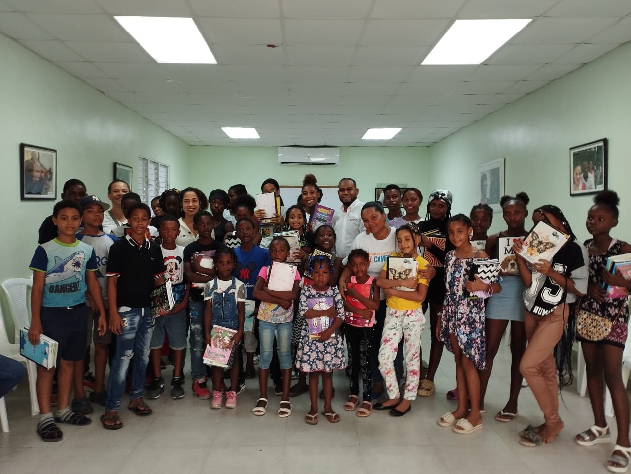 Al menos 600 niños de Boca Chica reciben útiles escolares para inicio del año escolar