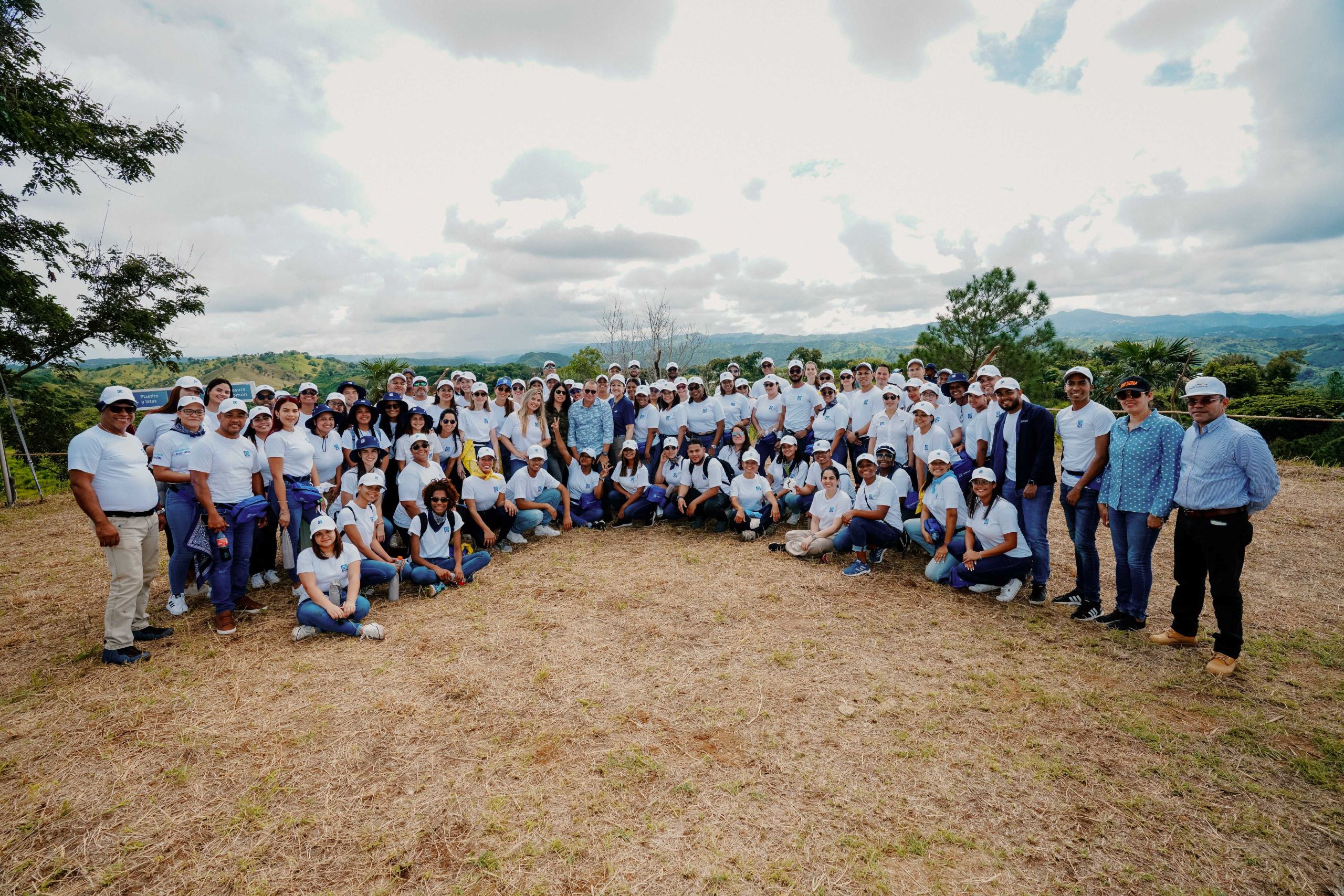 Voluntarios del Banco Popular realizan reforestación en La Sierra