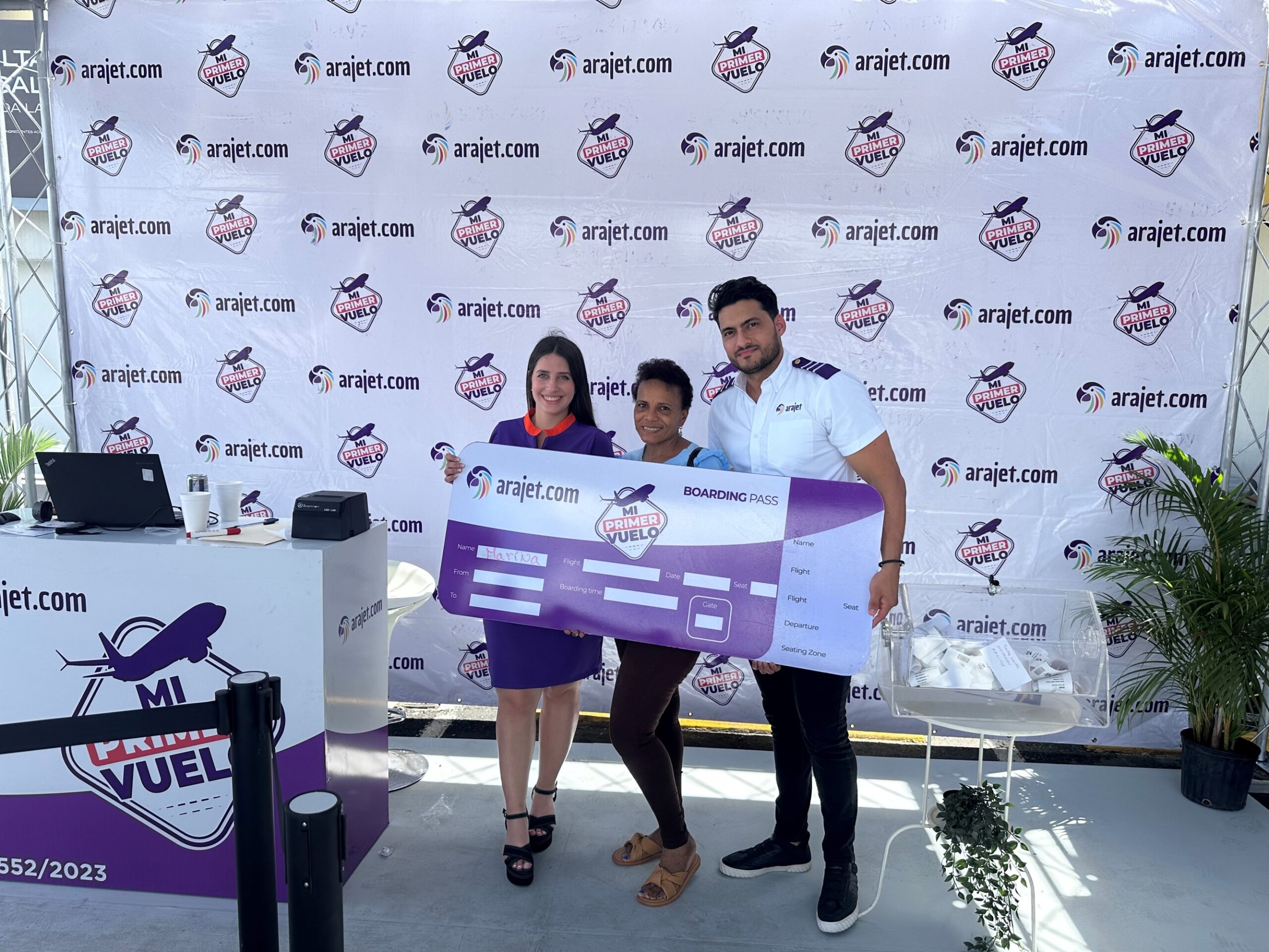 Arajet lleva su programa «Mi primer vuelo» a Municipios de la Provincia Santo Domingo y Monte Plata