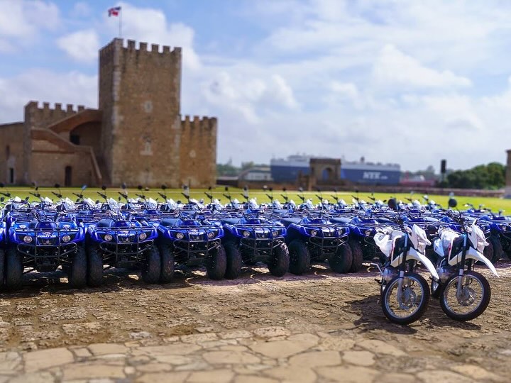 Ministerio de Turismo entrega vehículos a Politur