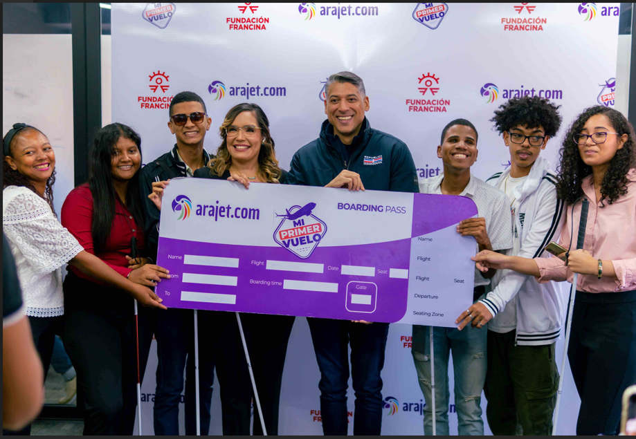 Jóvenes con discapacidad visual volarán por primera vez con Arajet
