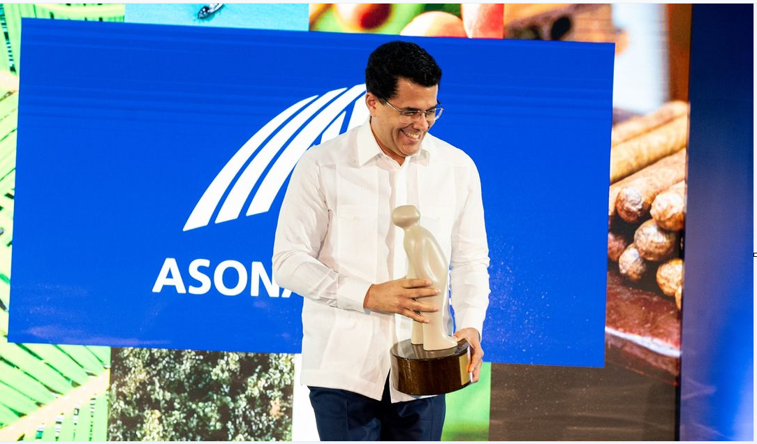 Aderes otorga reconocimiento a David Collado 