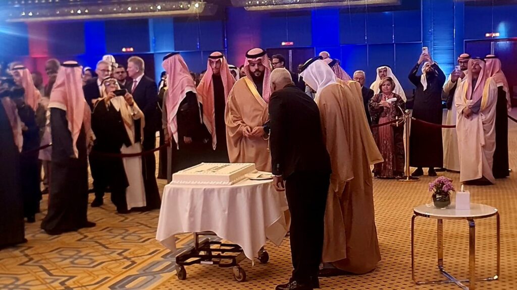 Corte del pastel, simbolo de union entre las dos naciones