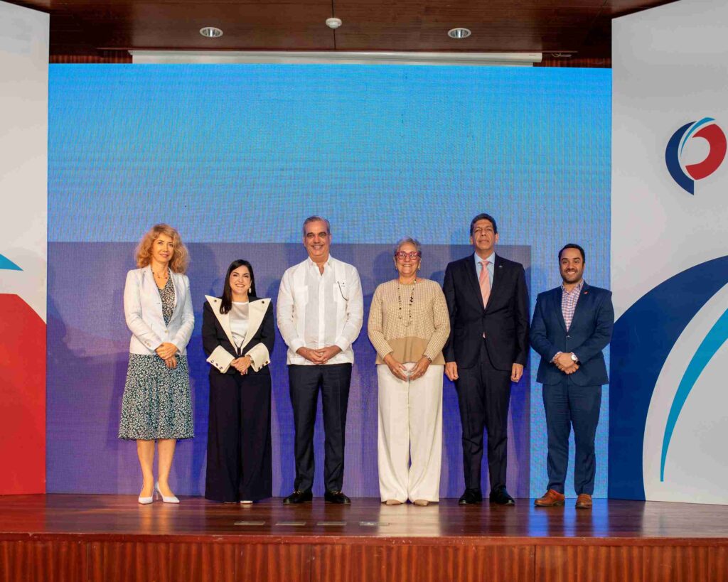 Katja Afheldt, Biviana Riveiro, presidente Luis Abinader, Vilma Arbaje, Karel Castillo y Juan Mustafa.