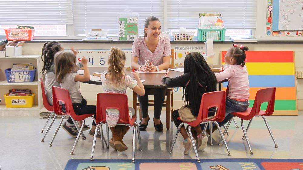 Oportunidad laboral en EE.UU. para docentes dominicanos: salarios de hasta US $55,000 anuales