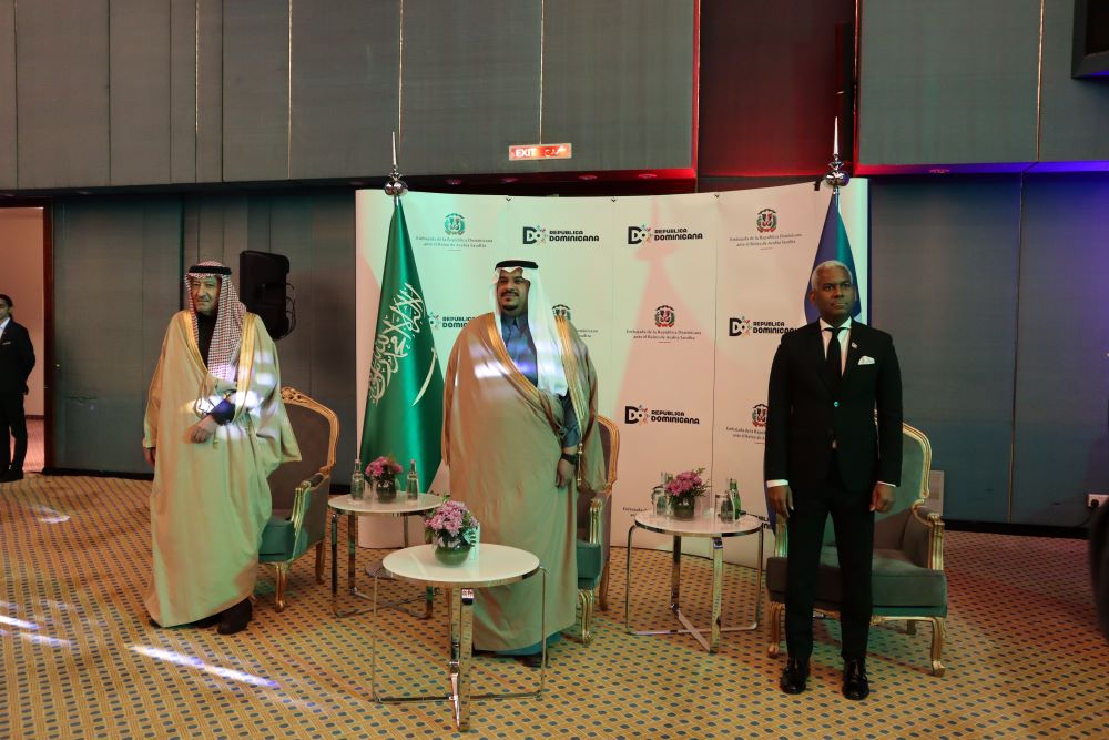 Su Excelencia Andy Rodriguez Duran junto a Su Alteza Real el Principe Mohammed bin Abdul Rahman bin Abdulaziz y Su Excelencia el Sr. Waleed bin Abdulkarim El-Khereiji.