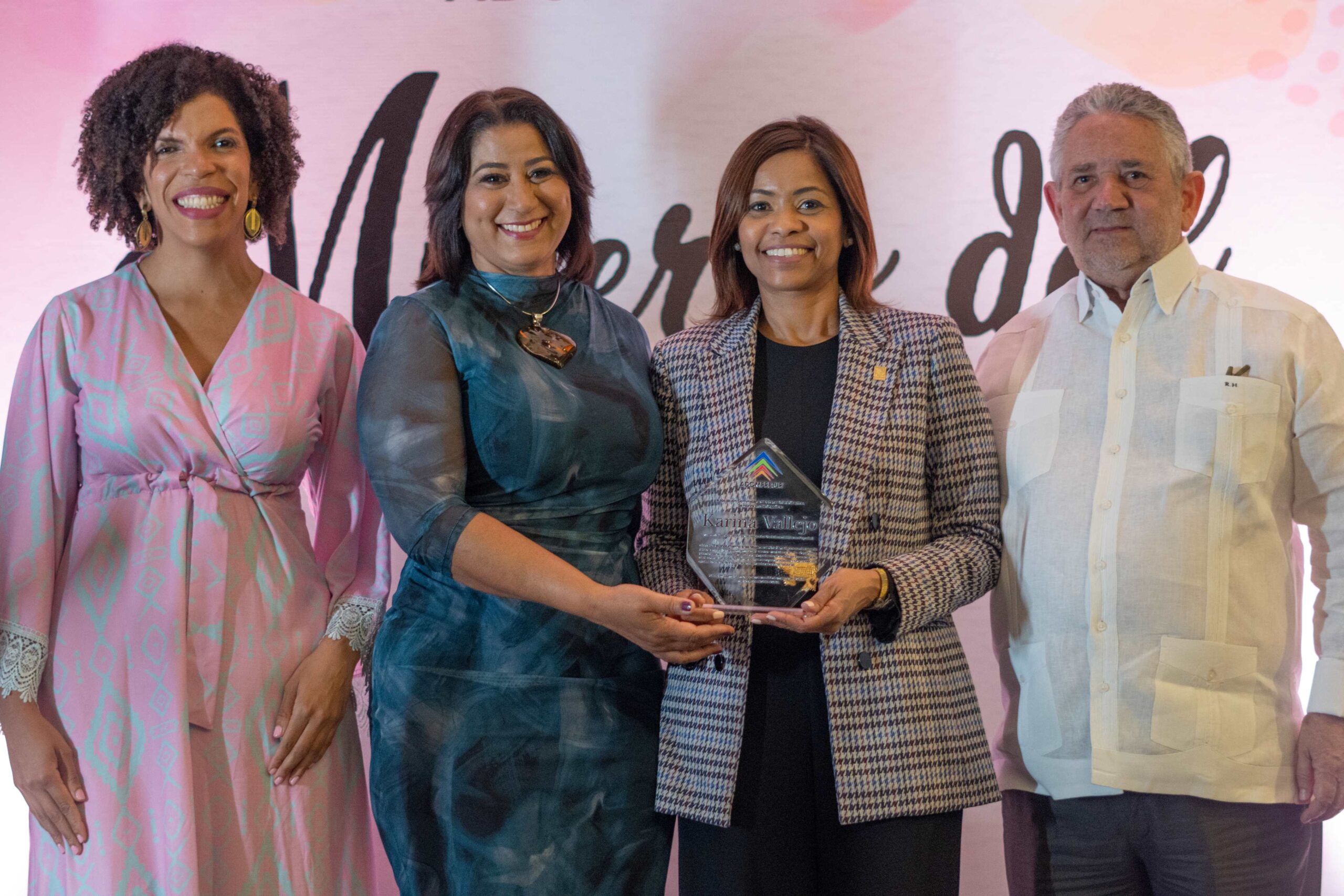 Cristina Rosario, Yenny Polanco Lovera, Karina Vallejo y Roberto Henríquez.
