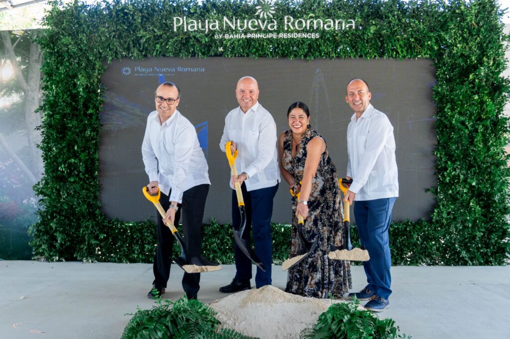 David Garcia, Jesus Duran, Rosa Zapata y Antonio Valera realizan palazo que da inicio a la construccion de Marina Park.