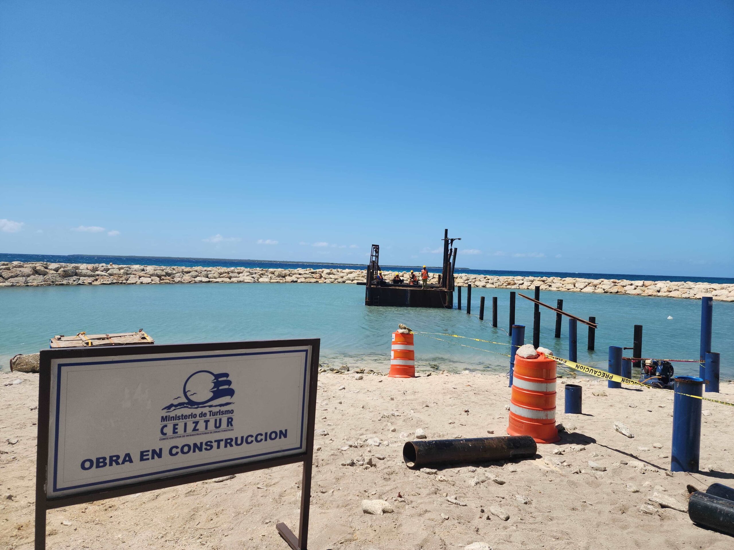 MITUR inicia construcción de muelle turístico en Caleta