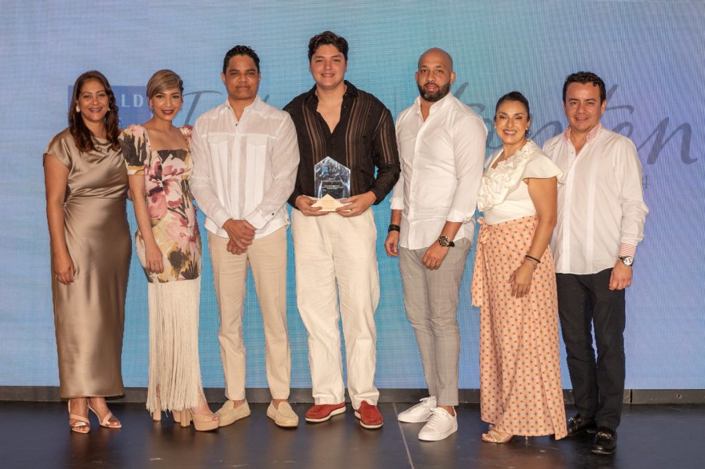 Los tres operadores principales que resultaron reconocidos en la noche.