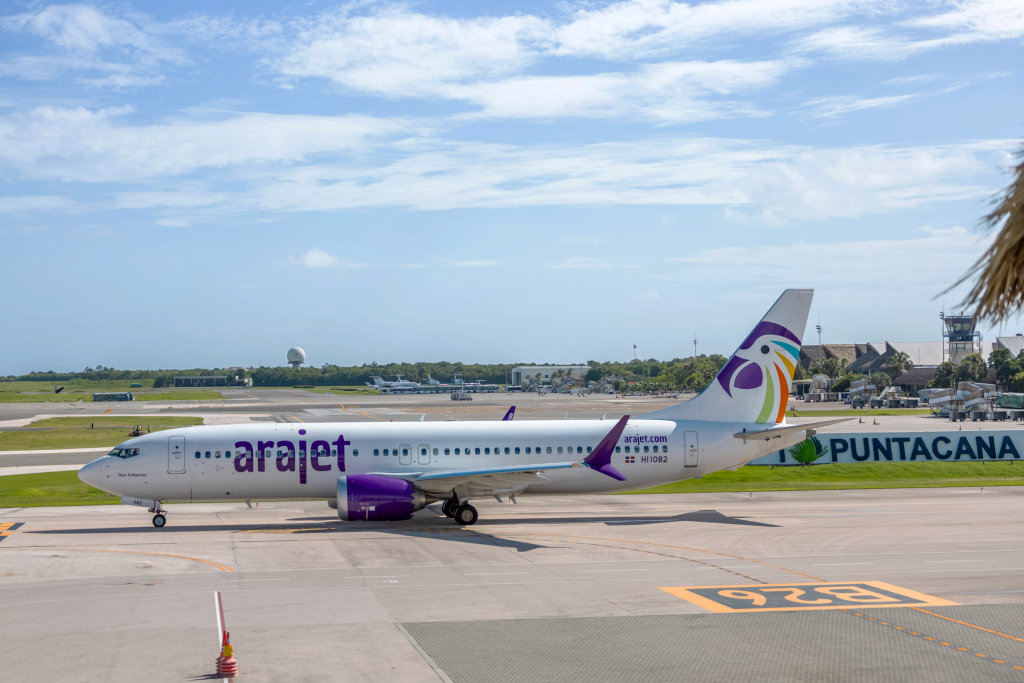 Avión de Arajet en el aeropuerto de Punta Cana