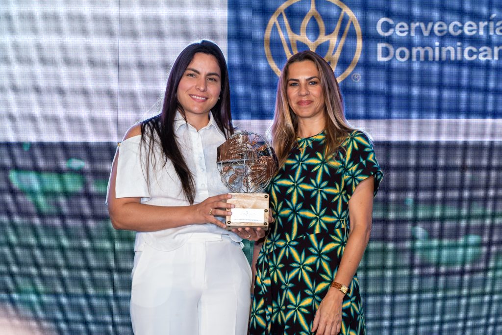 Carolina Delgado y Lydia Piñero en la entrega del galardón a la Cervecería Nacional Dominicana.