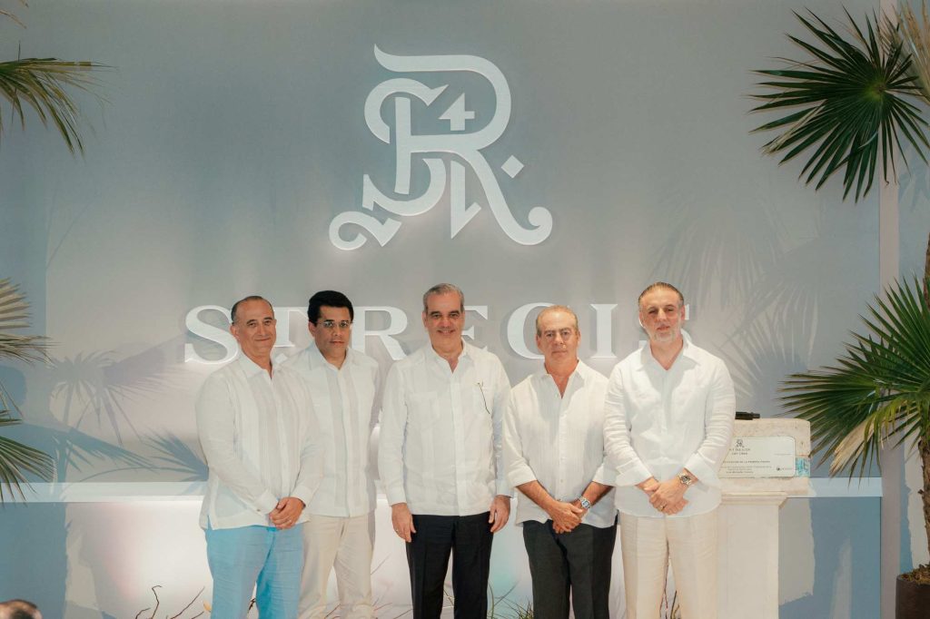 Héctor Garrido, David Collado, presidente Luis Abinader, Dino Campagna y Yamil Isaías.