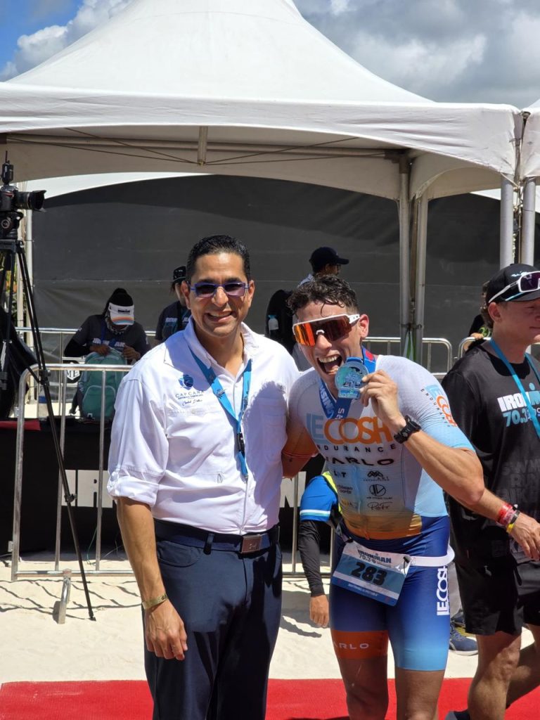 Jorge Subero, presidente ejecutivo de Cap Cana, junto a Javier Figueroa, campeón absoluto.