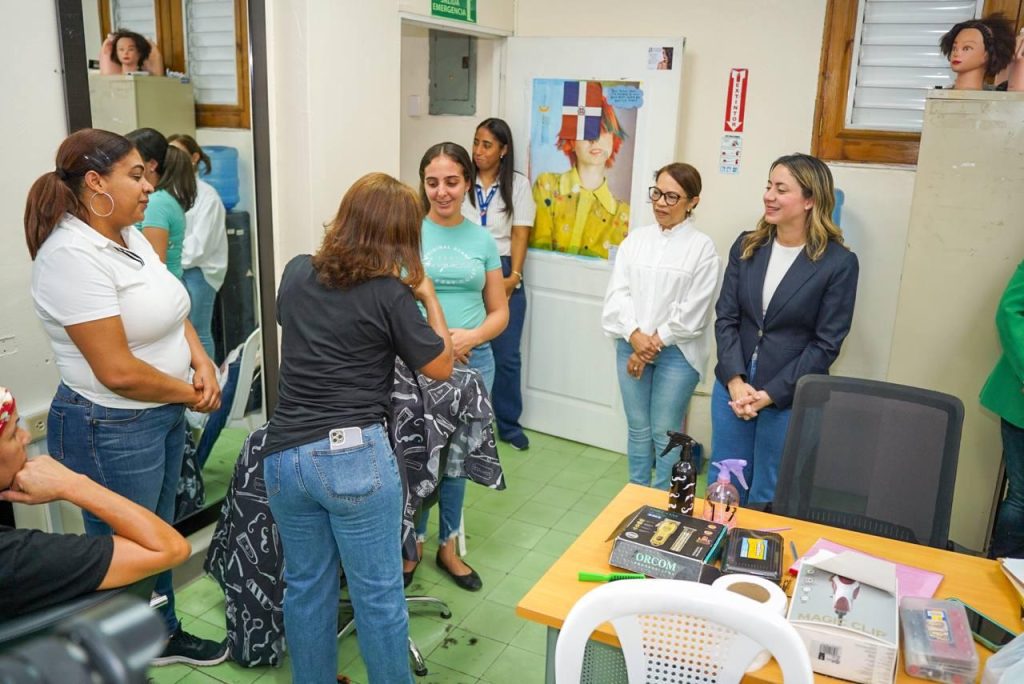 Gloria Reyes supervisa formación técnica en Santiago