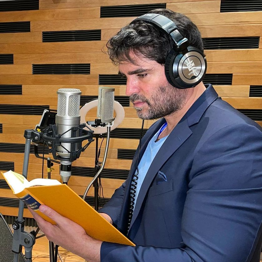 Eduardo Verástegui, narrador del documental.