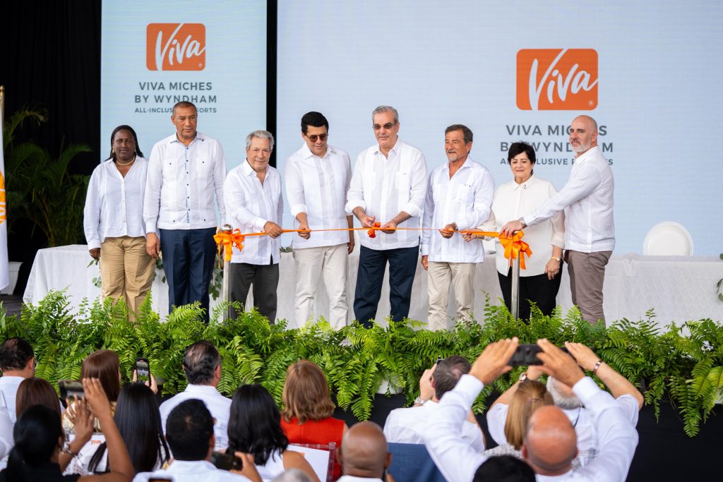 Presidente Luis Abinader, junto al ministro de Turismo David Collado , propietarios del hotel y autoridades locales.