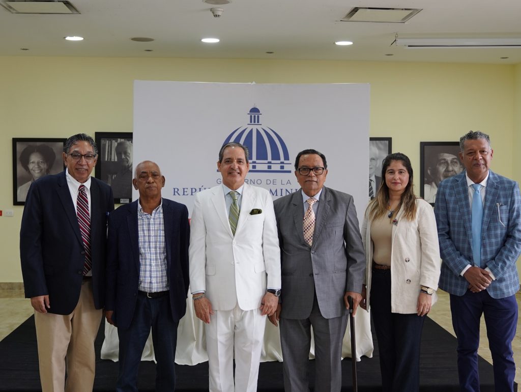 José Enrique García, junto a parte de los distinguidos miembros del jurado y autoridades del Ministerio de Cultura.