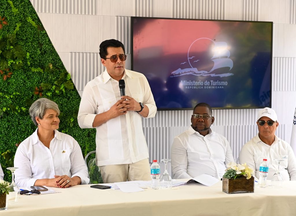 Ministro Collado durante su intervención.