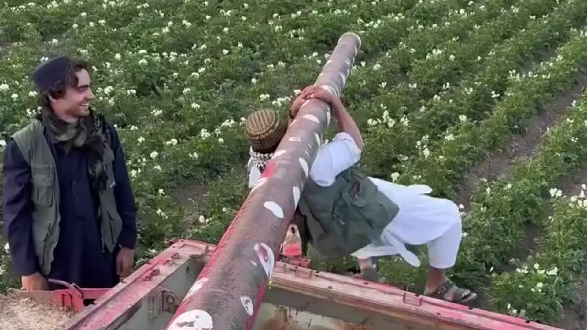 Talibanes invitan a turistas de EE. UU. a Afganistán