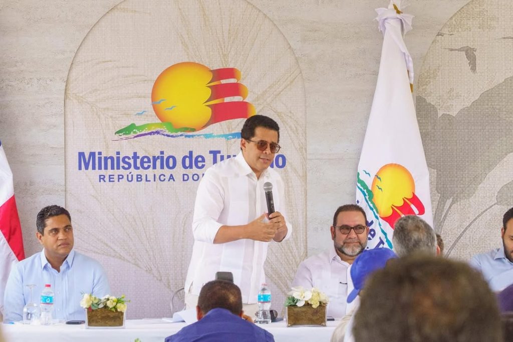 Ministro Collado durante la inauguración del inicio de obra de  reconstrucción de la vía de acceso en Jumunuco, Jarabaco.