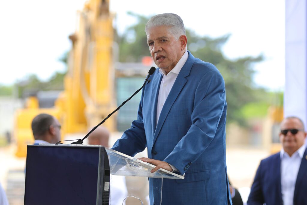Eduardo Estrella, ministro de Obras Públicas y presidente de la Comisión Aeroportuaria.