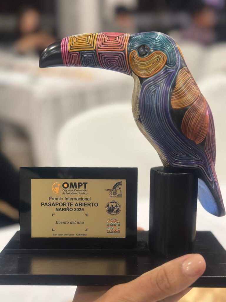 Estatuilla Pasaporte Abierto 2025.