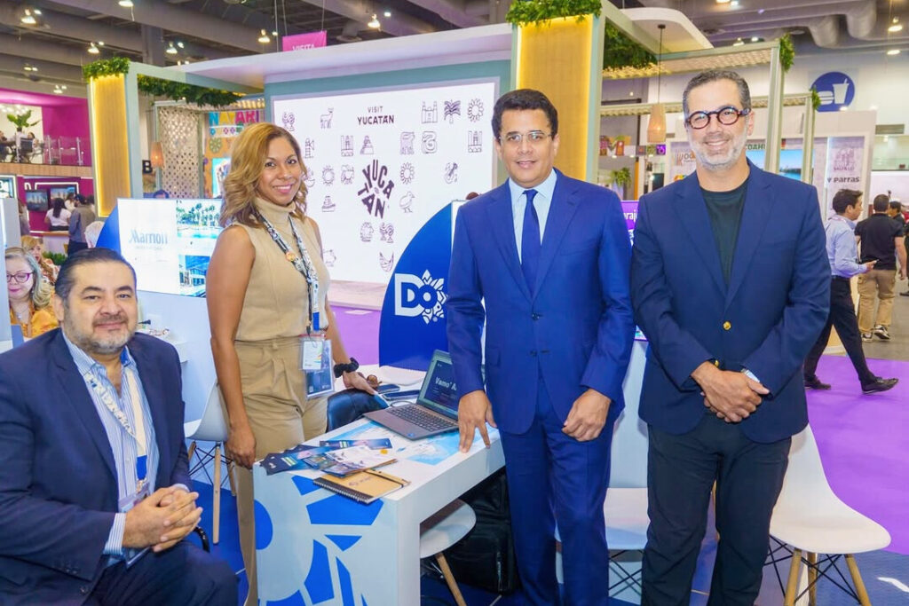 Ministro de Turismo, David Collado, con parte de la delegación dominicana en la feria.
