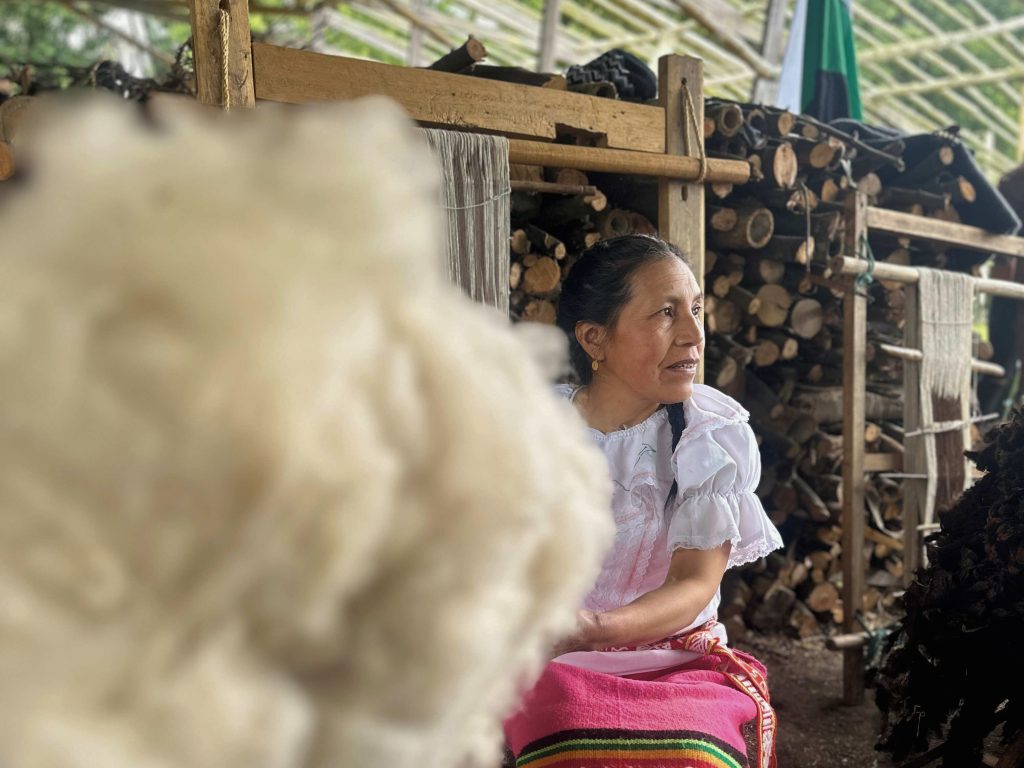 Tejedora artesanal del movimiento Guachakana de Guachucal.
