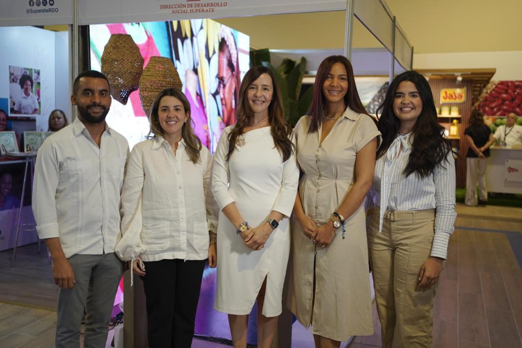 Miriam Batista, directora de Superación Económica; Paola Santana, encargada de Articulación; Anthony Franco, encargado de Agricultura Familiar; junto a Massiel Taveras y María Alejandra Laureano, representantes de los programas SuperEmprendedoras y Manos Dominicanas.