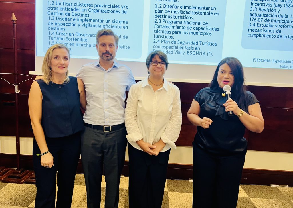 1. María Luisa Galán, José Carlos Ferrer, Lissette Gil y Sarah Hernández, presidenta de Adompretur.