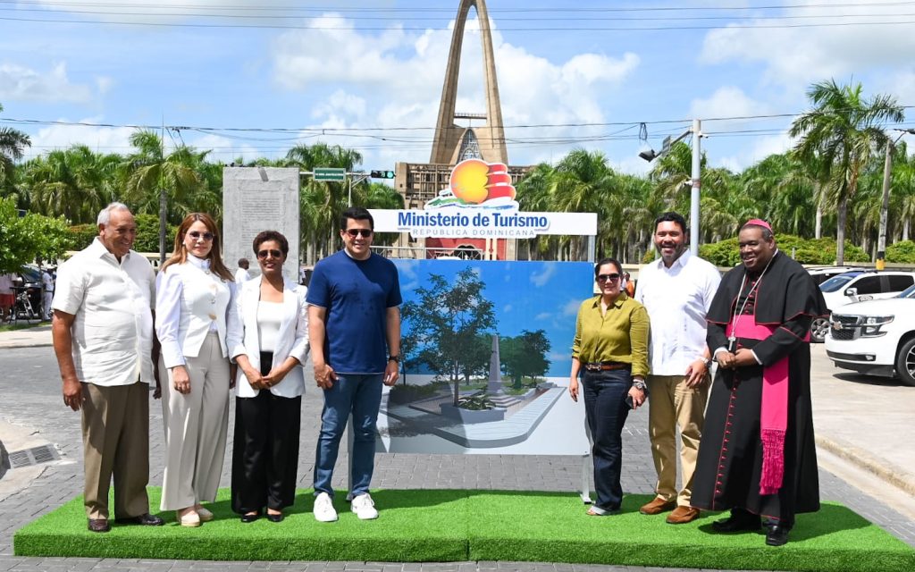 El ministro de Turismo, David Collado, junto a Francisco Rodríguez, alcalde de San Rafael de Yuma; Carmen de la Rosa, diputada; Daysy De Óleo, gobernadora; Karina Aristy, alcaldesa de Higüey; Rafael Duluc, senador, y monseñor Jesús Castro Marte, obispo de la Basílica Catedral de La Altagracia.