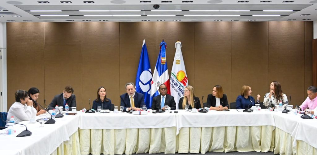 Mesa de trabajo de representantes de ONU Turismo con lideres sectoriales.