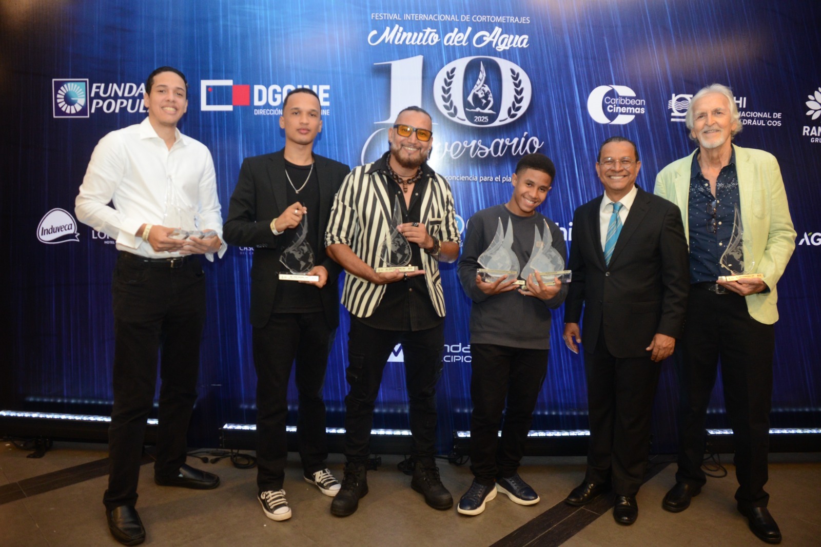 De izquierda a derecha los participantes Geraldo Pérez, Miguel Angomás Domínguez, Rodolfo Mejía Molina, Evams Polanco acompañan a Augusto Valdivia, director del Festival y presidente de la Fundación Municipios al Día y al actor español Andrés Lopezierra, quienes obtuvieron premios en el la décima edición del Festival Internacional de Cortometrajes Minuto del Agua.