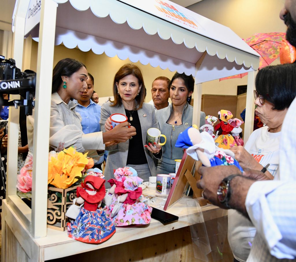 Vicepresidenta Raquel Peña, durante recorrido por la exposición.