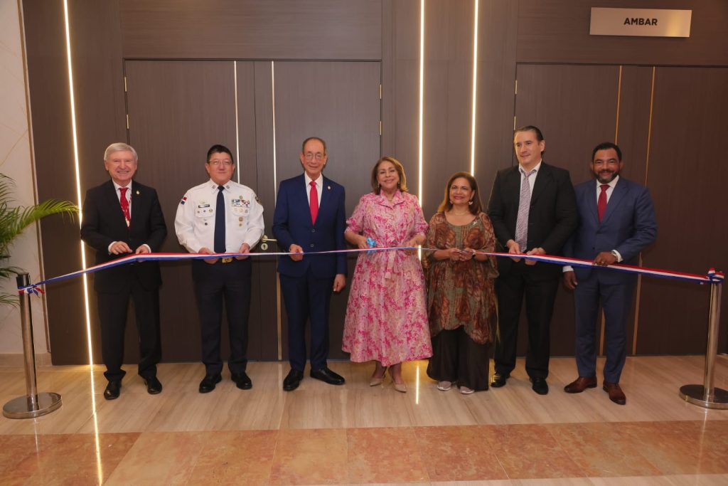 Carlos Rodoli, Luis Felipe Aquino, Luisa María de Aquino, Edward Woll y Alejandro Rubin durante el corte de la cinta inaugural de la edición 2025 de la BTC.