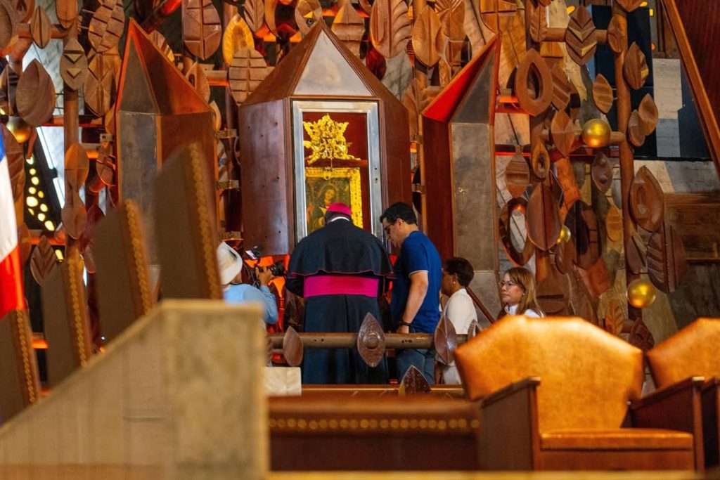 Ministro de Turismo durante su presentación ante la imagen de la Virgen de La Altagracia.