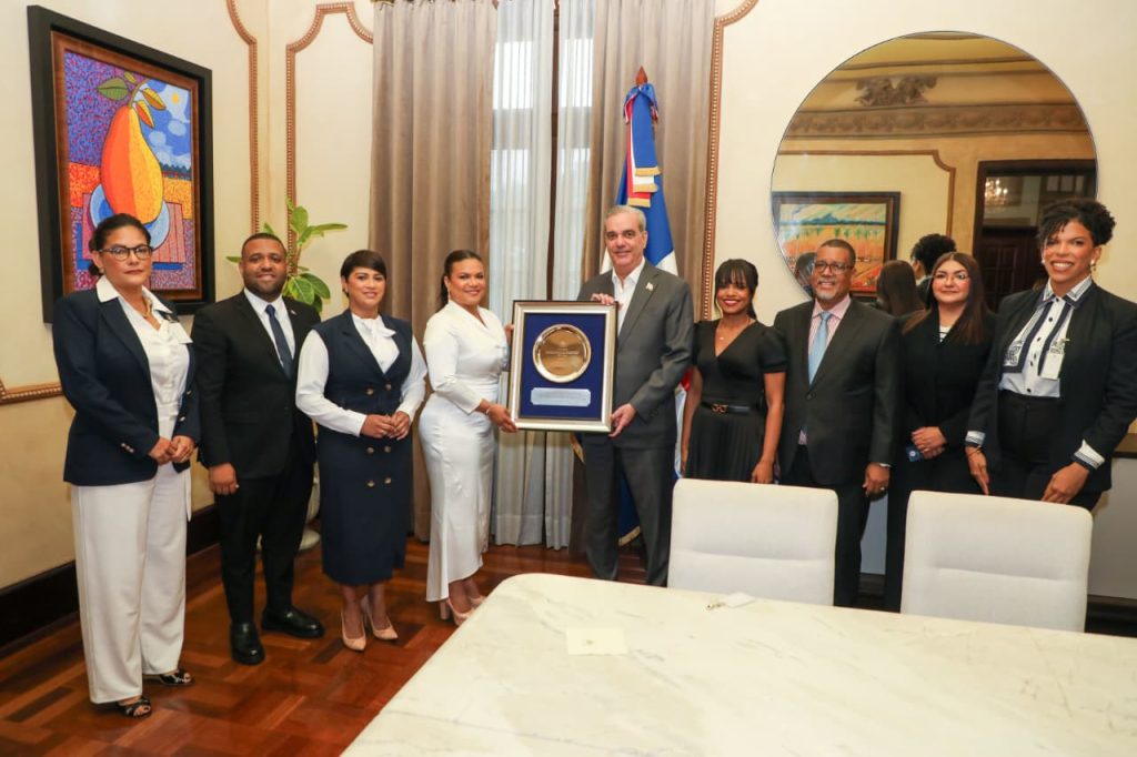 La comitiva de la junta directiva de Adompretur entrega la placa de reconocimiento al mandatario en el Palacio Nacional.