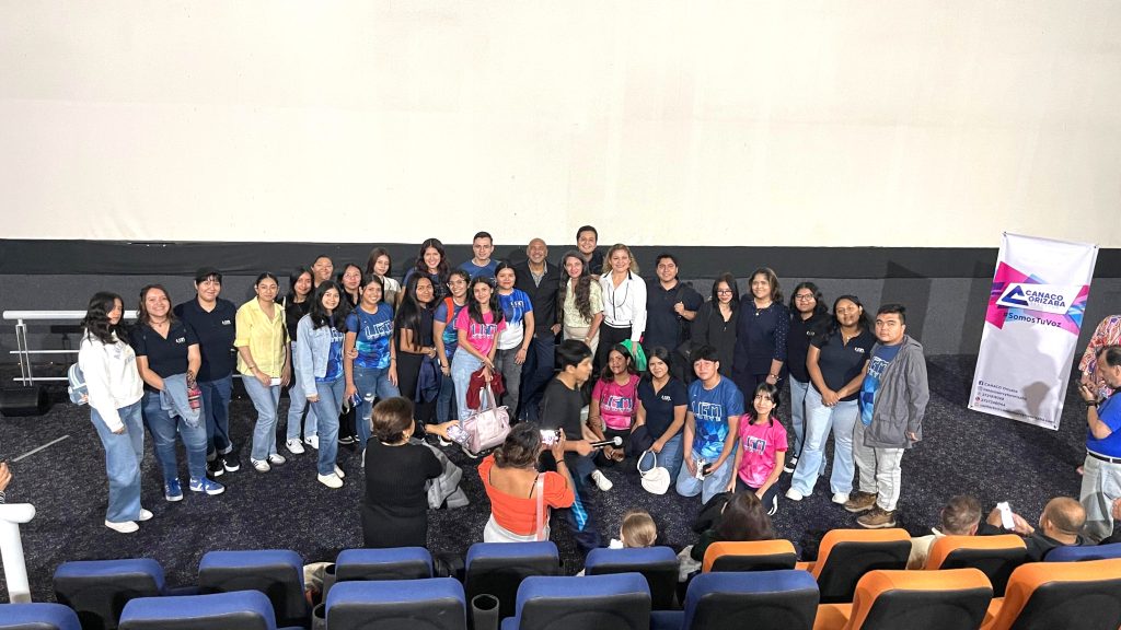 Salvador Batista junto a asistente al evento.