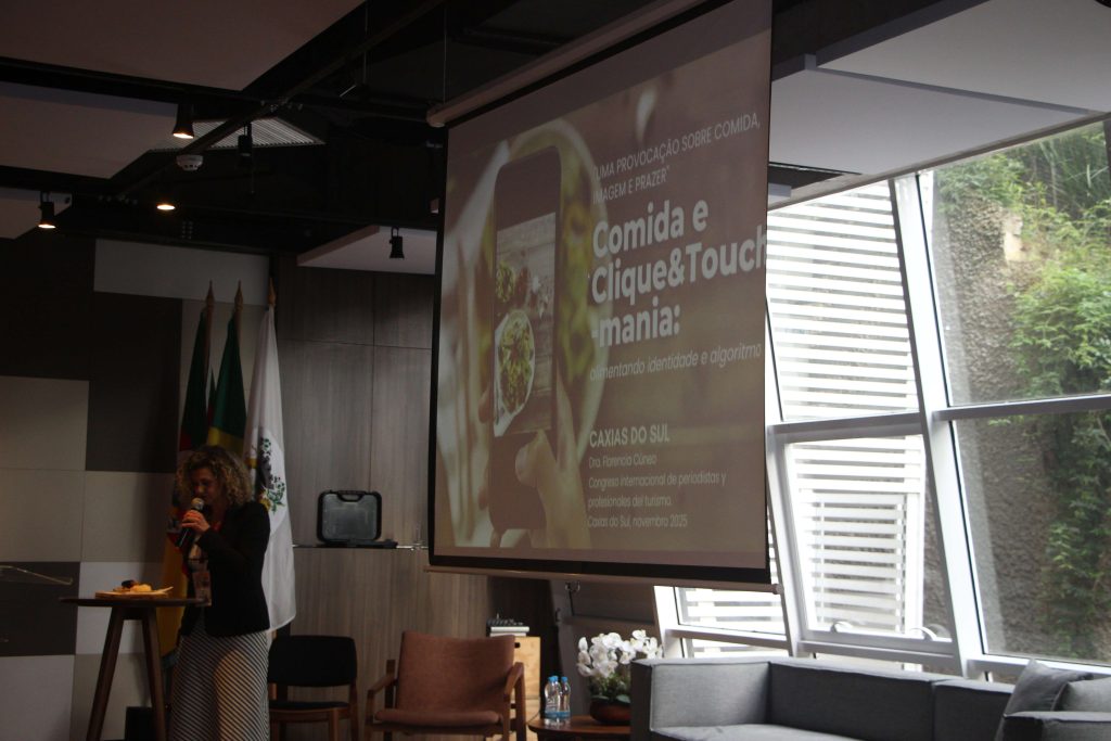 Florencia Cuneo durantre su disertacion “Clic & Touch-mania: alimentando identidad y algoritmo”.