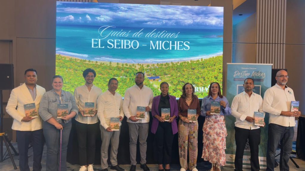 Milka Hernández, CEO del Grupo Sarma, junto a parte del equipo que produjo la guía y autoridades locales.