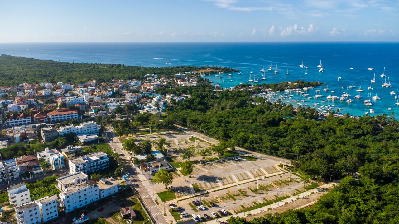 Vista aérea parqueos de Bayahíbe