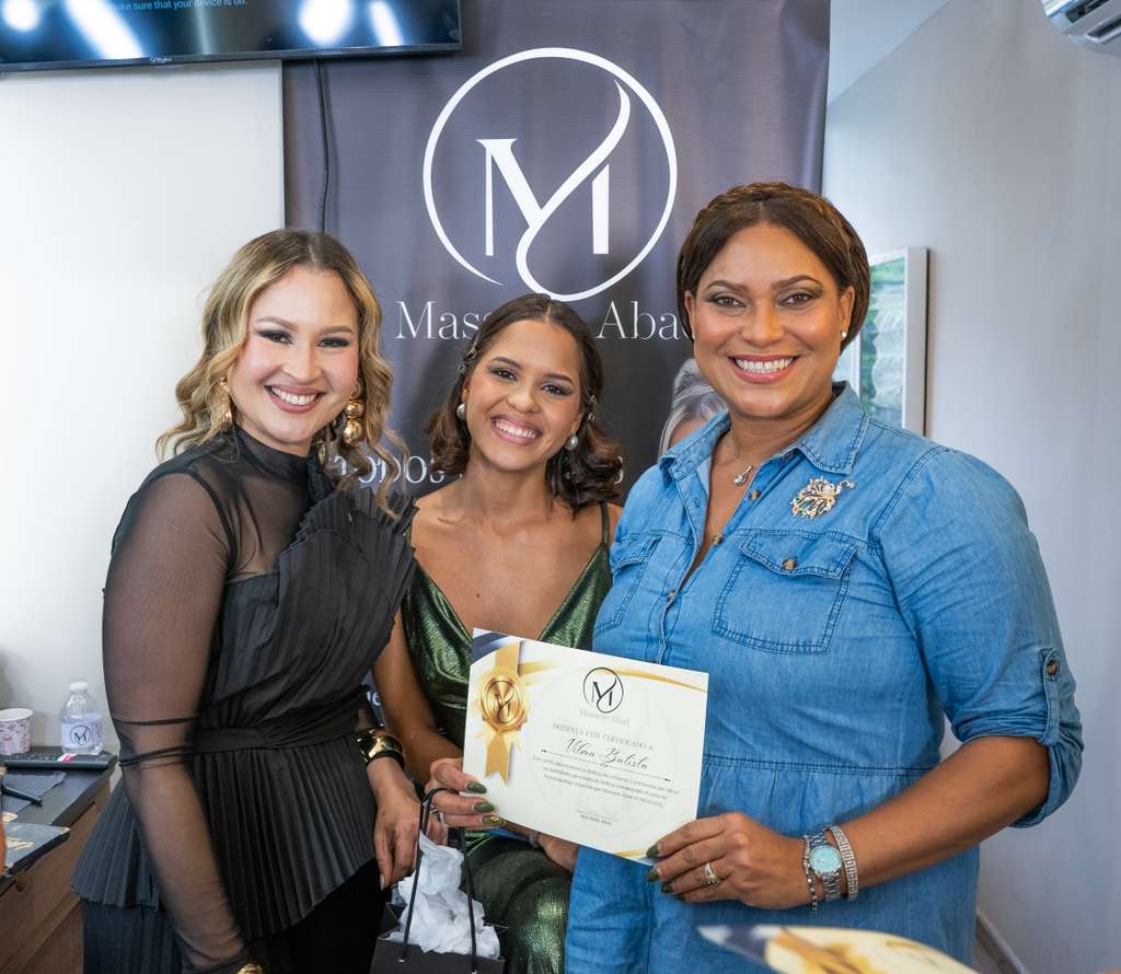 La periodista Vilma Batista recibe su certificado de participación.