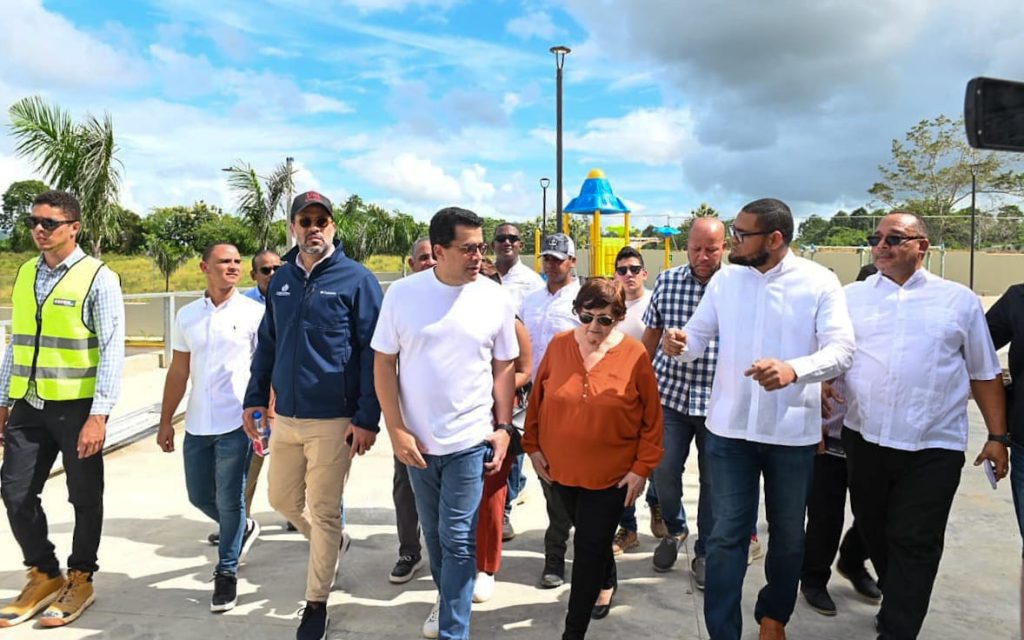 Ministro David Collado y alcalde Leo Zorrilla. junto a otras autoridades locales durante el recorrido por las instalaciones delcentro cultural.