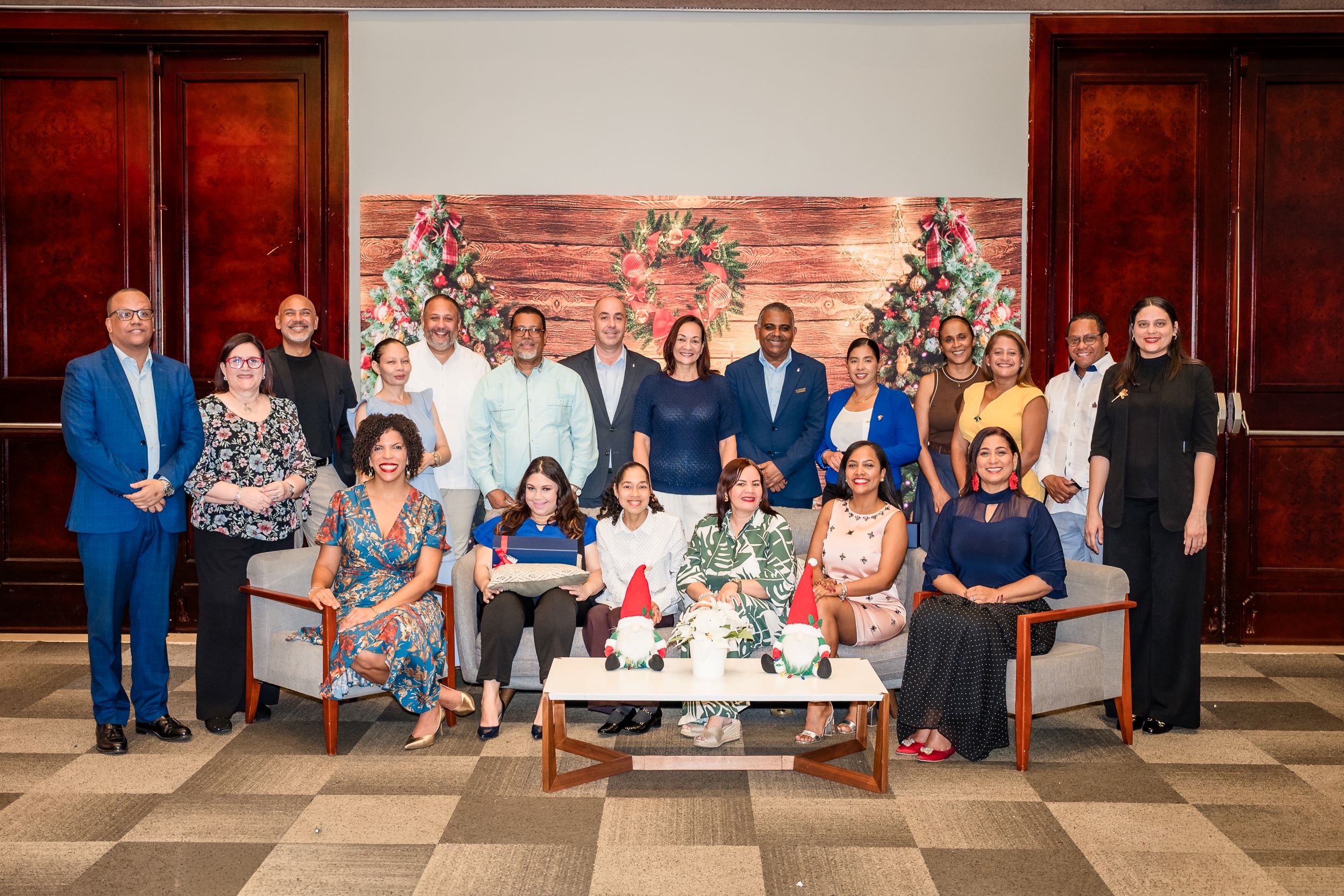 Catalonia Santo Domingo celebra junto a la prensa